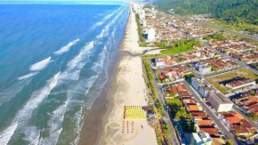 Ambiente familiar com praia a 1 quadra.